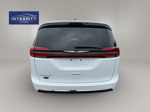 Used 2025 Chrysler Pacifica Select FWD image 4