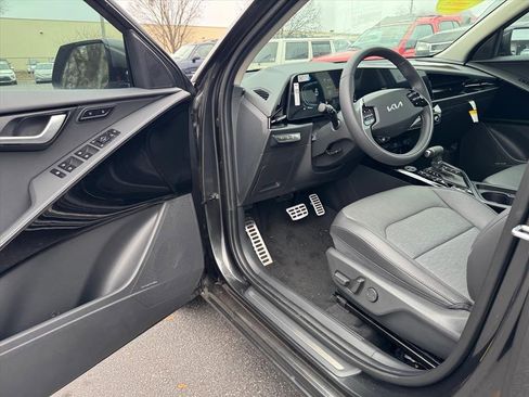 New 2025 Kia Niro SX Touring image 11