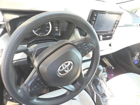 Used 2022 Toyota Corolla LE FWD image 2