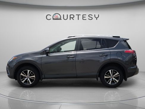 Used 2018 Toyota RAV4 XLE FWD image 2
