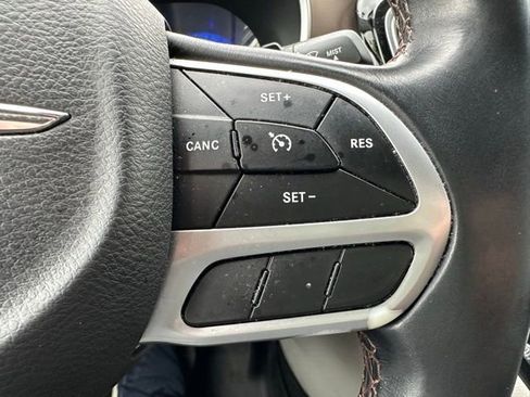 Used 2018 Chrysler Pacifica Touring-L w/ Tire & Wheel Group FWD image 17