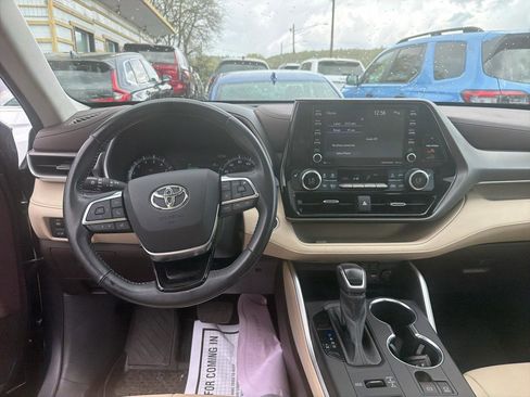 Used 2021 Toyota Highlander XLE AWD/4WD image 25