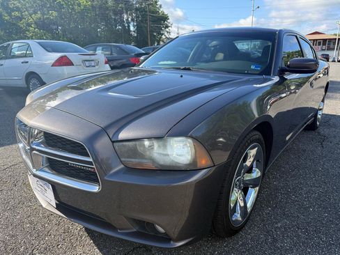 Used 2014 Dodge Charger SXT RWD image 3