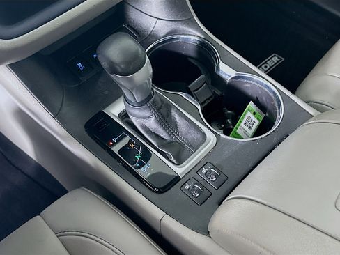 Used 2019 Toyota Highlander XLE image 25