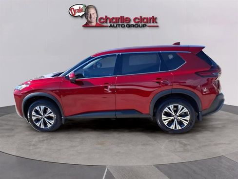 Used 2021 Nissan Rogue SV image 2