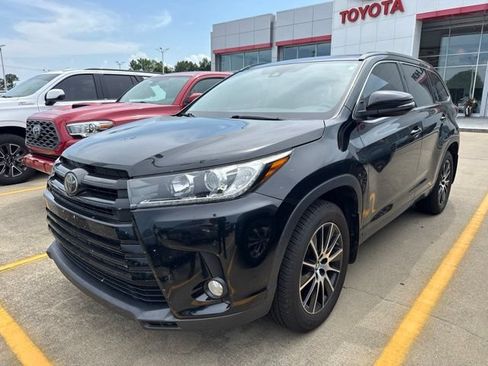 Used 2018 Toyota Highlander SE AWD/4WD image 1