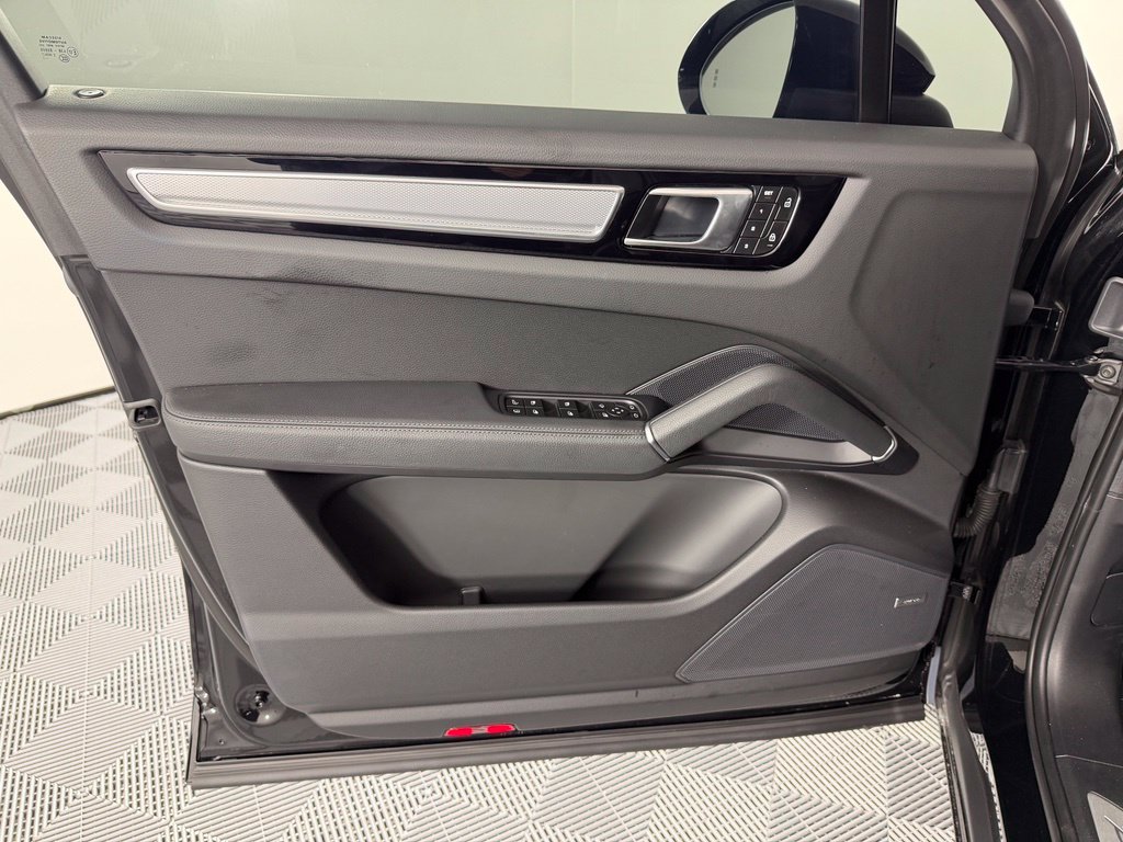 Certified 2022 Porsche Cayenne E-Hybrid AWD/4WD image 18
