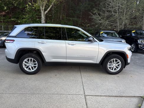 Used 2023 Jeep Grand Cherokee Laredo X AWD/4WD image 8
