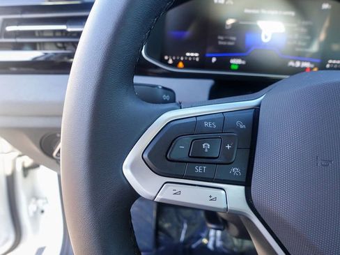 Certified 2025 Volkswagen Jetta SE w/ Sunroof Package image 18