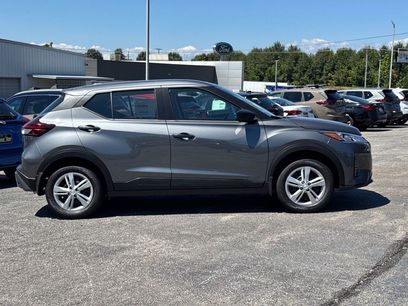 New 2025 Nissan Kicks Play S