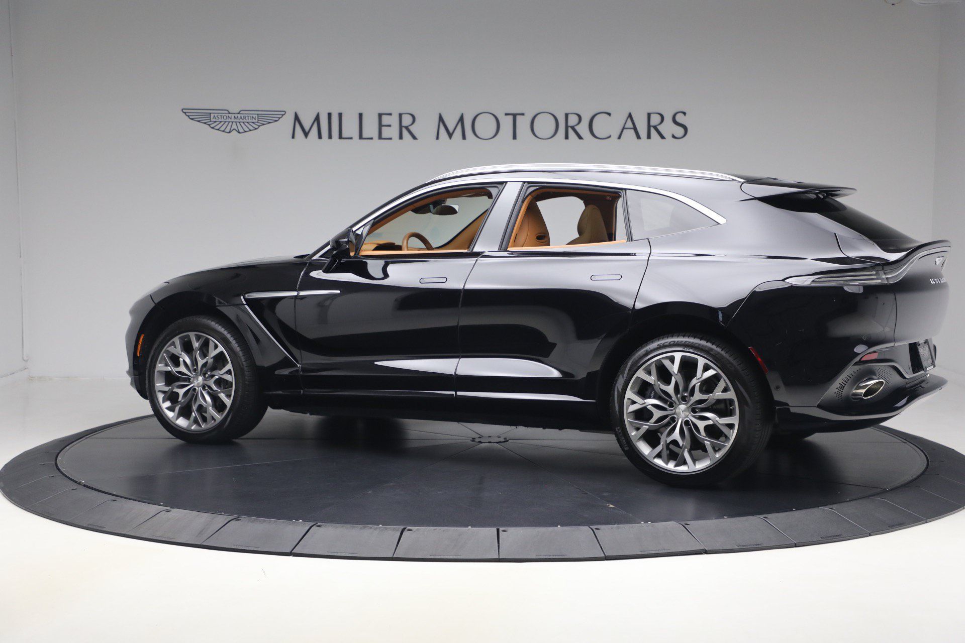 Used 2021 Aston Martin DBX AWD/4WD image 4