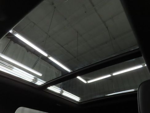 Used 2025 Chevrolet Suburban Z71 image 29