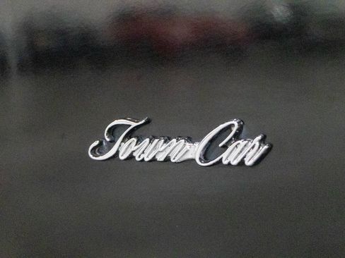 Used 1988 Lincoln Town Car Signature RWD image 31