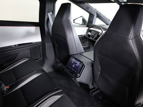Used 2024 Tesla Cybertruck AWD Crew Cab image 40