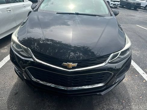 Used 2018 Chevrolet Cruze LT w/ Convenience Package FWD image 2