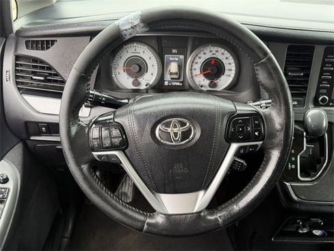 Used 2018 Toyota Sienna SE image 13