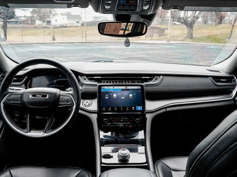 Used 2024 Jeep Grand Cherokee Limited w/ Black Appearance Package image 11