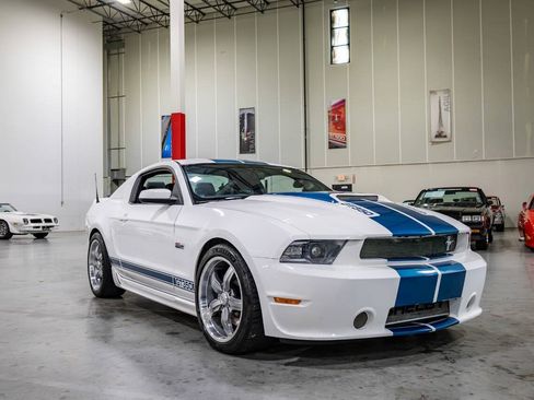Used 2012 Ford Mustang GT Premium w/ HID Headlamps & Security Pkg RWD image 9