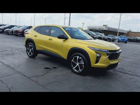 Used 2024 Chevrolet Trax RS w/ Driver Confidence Package FWD image 2