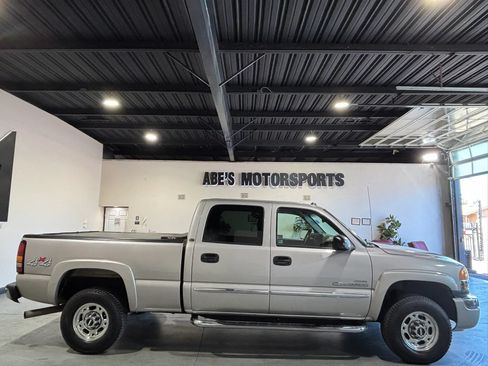 Used 2005 GMC Sierra 2500 SLT w/ Heavy-Duty Power Package AWD/4WD image 4