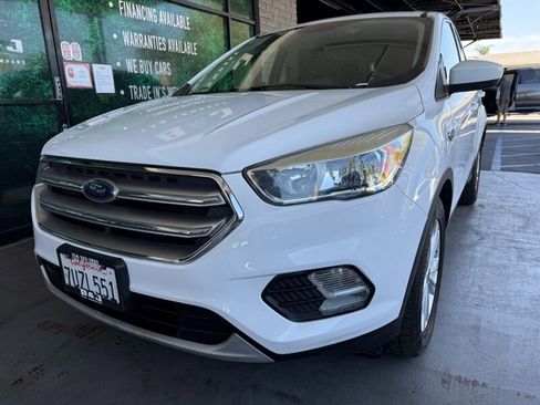 Used 2017 Ford Escape SE FWD image 3