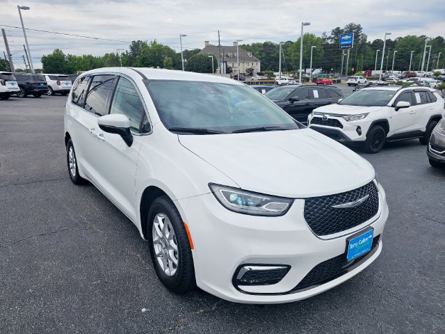 Used 2023 Chrysler Pacifica Touring-L FWD image 1