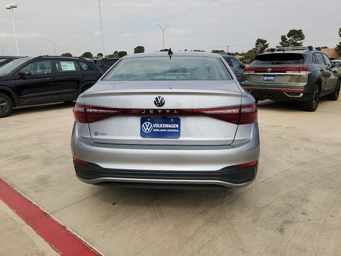 Used 2025 Volkswagen Jetta SE FWD image 6