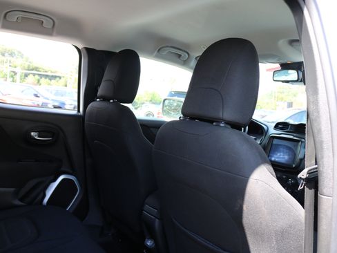 Used 2018 Jeep Renegade Latitude w/ UConnect 8.4 Nav Group image 38