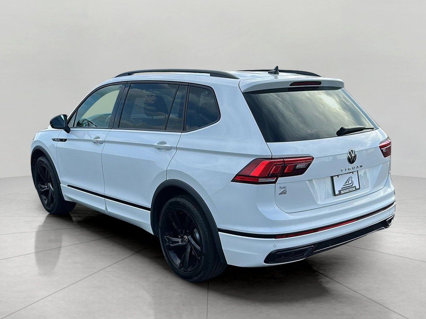 Used 2023 Volkswagen Tiguan SE R-Line FWD image 5