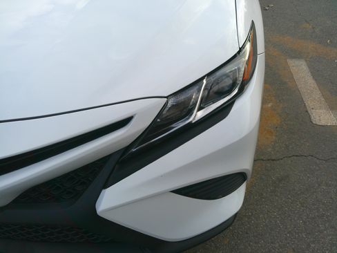 Used 2019 Toyota Camry SE image 7