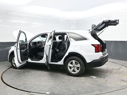 Used 2023 Kia Sorento LX image 46