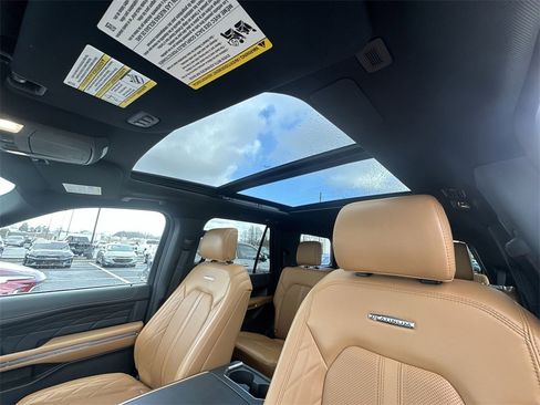 Used 2024 Ford Expedition Platinum image 22