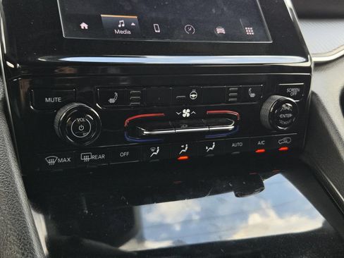 Used 2024 Jeep Grand Cherokee Altitude RWD image 18