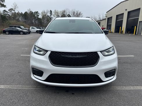 New 2026 Chrysler Pacifica Select image 2