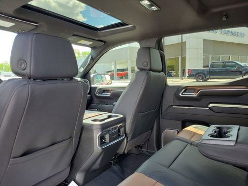 Used 2025 Chevrolet Silverado 1500 High Country w/ Technology Package AWD/4WD image 16