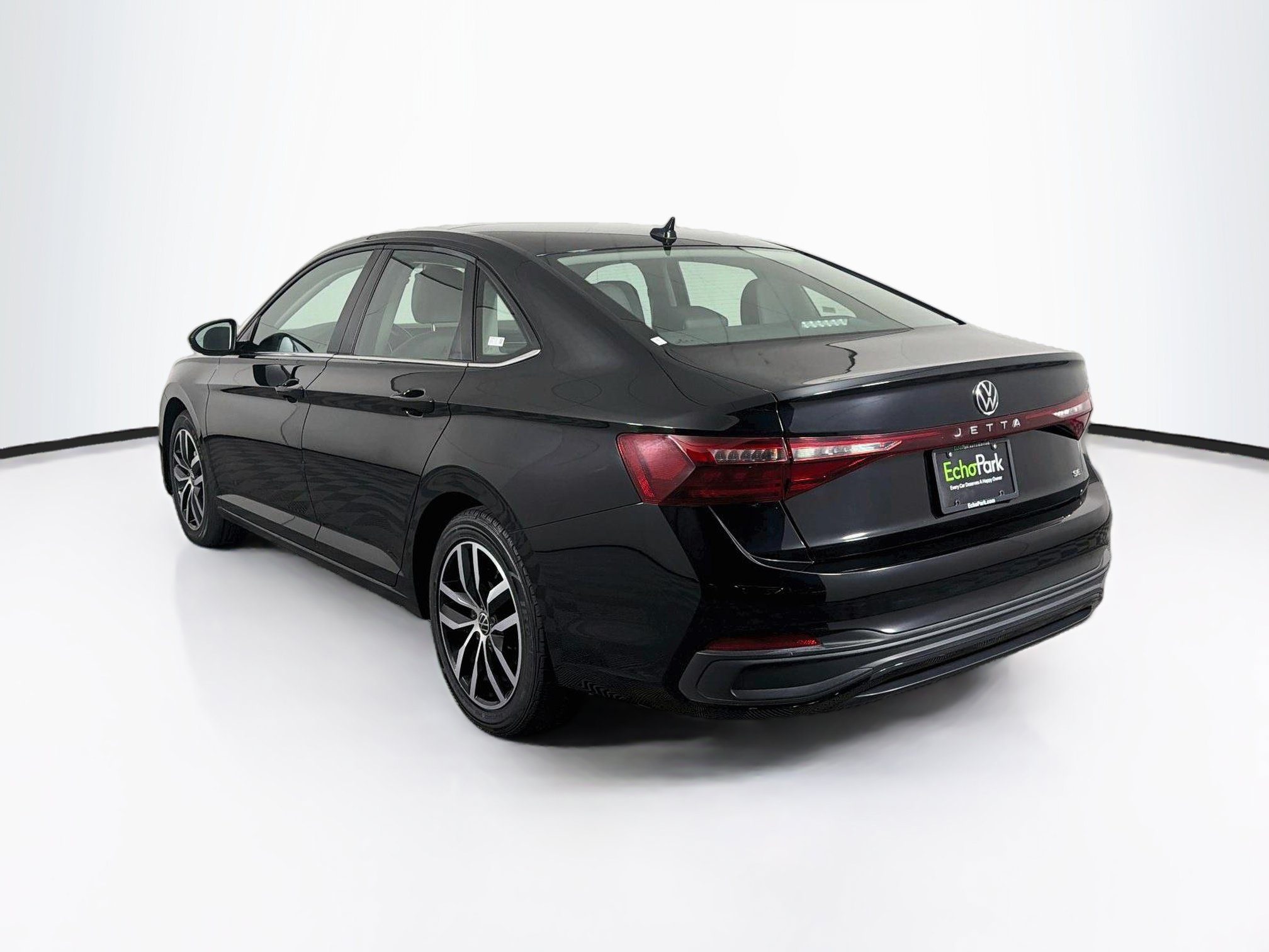 Used 2025 Volkswagen Jetta SE FWD image 5