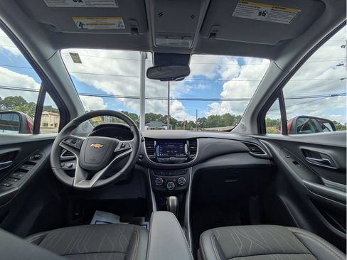 Used 2022 Chevrolet Trax LT w/ LT Convenience Package AWD/4WD image 23