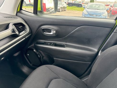 Used 2018 Jeep Renegade Altitude w/ UConnect 8.4 Nav Group image 16