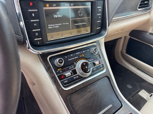 Used 2017 Lincoln Continental Premiere FWD image 21