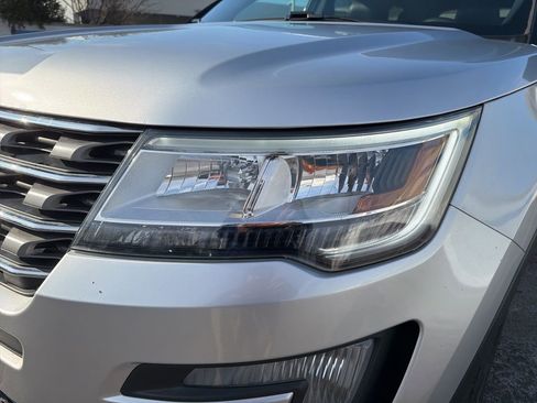 Used 2017 Ford Explorer XLT w/ Equipment Group 202A image 9