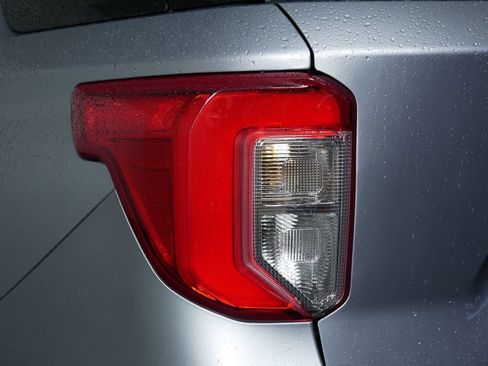 Used 2021 Ford Explorer Limited w/ Equipment Group 301A AWD/4WD image 12