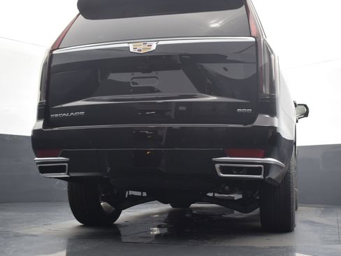 Used 2024 Cadillac Escalade Premium Luxury image 18