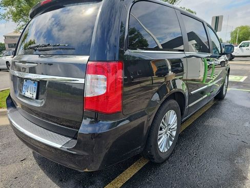 Used 2015 Chrysler Town & Country Touring-L w/ Driver Convenience Group FWD image 3