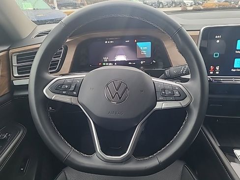 Used 2025 Volkswagen Atlas SE AWD/4WD image 15