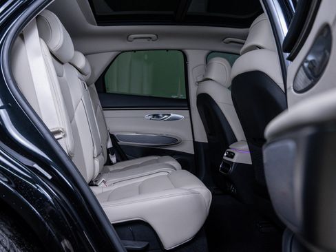 Used 2022 Genesis GV70 2.5T Advanced w/ Advanced Package image 12