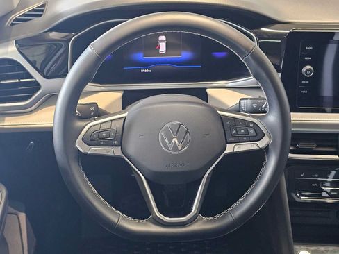 Used 2025 Volkswagen Taos SE AWD/4WD image 27