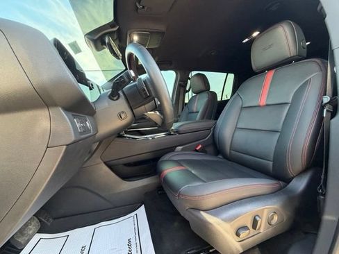 Used 2025 Chevrolet Traverse RS FWD image 12