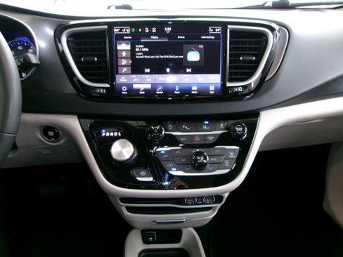 Used 2024 Chrysler Pacifica Touring-L FWD image 17