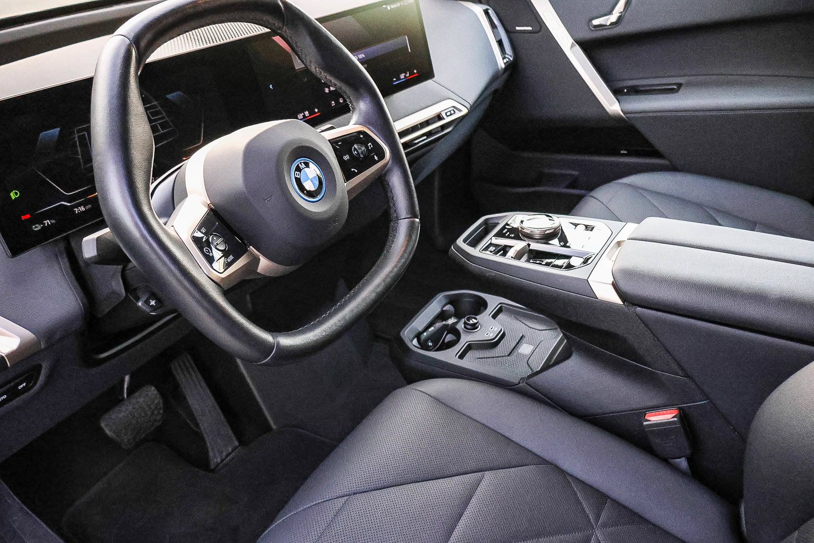 Used 2024 BMW iX xDrive50 w/ Sport Package AWD/4WD image 25