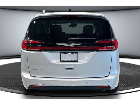 Used 2024 Chrysler Pacifica Touring-L FWD image 6